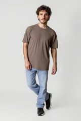 Remera negra de corte clásico, con cuello redondo y mangas cortas.