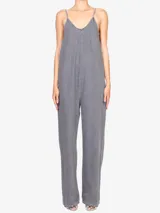 Mono largo de denim gris con escote en V y tirantes finos. Espalda con corte en V.