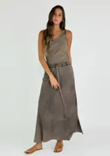 Conjunto color gris topo, compuesto por musculosa con cuello redondo y falda larga con cintura elastizada y cordón ajustable.