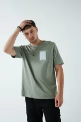 Remera oversize blanca para hombre con logo y arte estampado, diseñada para un ajuste amplio y relajado.