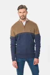 Buzo de lana con diseño a rayas horizontales en tonos marrón, gris y azul. Tiene cuello alto con medio cierre y logo bordado en el pecho.