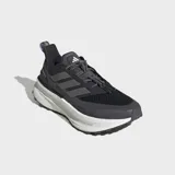 Championes de running Adidas Ultraboost color negro con detalles en gris. Cuentan con tecnología Climawarm, mediasuela Light Boost y suela de caucho Continental.