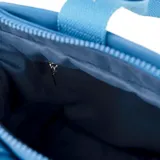 Cartera tipo tote bag color azul, con doble asa de mano y correa bandolera regulable. Tiene cierre superior, bolsillo interno con cierre y dos bolsillos abiertos, y dos bolsillos externos abiertos y uno con cierre.