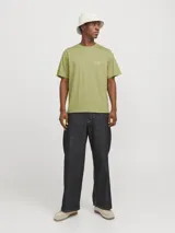 Camiseta verde oliva de manga corta y cuello redondo con calce holgado. Estampa en la espalda con impresión de goma de tacto suave con diseño de ventana con flores.