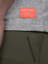 Remera gris de algodón con cuello redondo y manga corta.