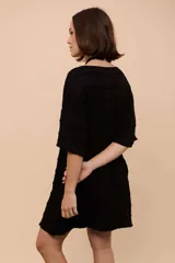 Remerón rojo con rayas horizontales turquesas, de corte recto y suelto, manga corta y cuello redondo.