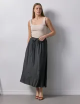Falda larga de lyocell color celeste, con pretina ancha elastizada con lazo y bolsillos delanteros.