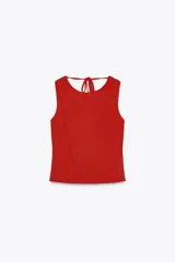 Top rojo de cuello redondo y tirantes anchos. Detalle de escote en espalda con tira cruzada ajustable con lazada.