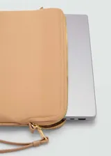Funda color camel para laptop, con forro interior, asa corta, cierre de cremallera, doble compartimento y logo en la parte inferior.