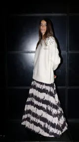 Buzo de punto color gris con escote redondo, corte clásico y detalle bordado de lentejuelas plateadas en el hombro.