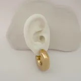 Aros tipo argolla gruesos, de acero quirúrgico hipoalergénico con baño de oro de 18k.