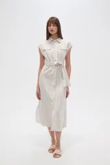 Vestido midi de algodón a rayas verticales en tonos beige y gris, con cuello camisero, mangas cortas y cinturón del mismo tejido.