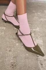 Calcetines de color rosa con diseño acanalado.