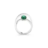 Anillo de cóctel con doble banda espiralada bañada en rodio, adornada con pavé de circonias cúbicas de diferentes tallas y una piedra verde en forma de pera engastada con garras.