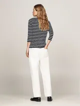 Remera Tommy Hilfiger de corte slim con cuello barco y mangas tres cuartos. Diseño a rayas horizontales azules y blancas con logo bordado en el pecho.