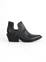 Botín negro de cuero vacuno con punta fina, laterales con corte asimétrico y detalle de tachas plateadas en el borde. Tiene un taco cuadrado de 5 cm y suela de caucho antideslizante.