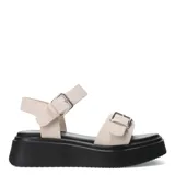 Sandalias nude con plataforma negra y hebillas plateadas.