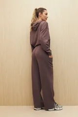 Pantalón de calce ancho color morado, con cintura elastizada, bolsillos laterales y corte recto con abertura en el ruedo.