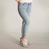 Pantalón de jean gris oscuro, corte skinny y tiro medio.