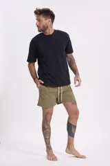 Short de baño color verde oliva con textura de rayas finas en relieve y cordón de ajuste blanco en la cintura.