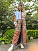 Camisola larga con estampado animal print, mangas largas color marrón y parte superior color celeste.