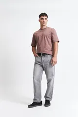 Remera celeste de manga corta, corte oversize y cuello redondo.