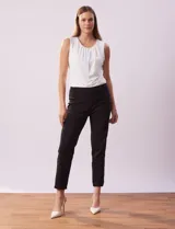 Pantalón negro de gabardina elastizada con pretina ancha elastizada, bolsillos delanteros simulados, bolsillos traseros aplicados y ruedo calado.