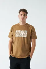 Remera color ocre de corte recto y manga corta, con cuello redondo y estampado rectangular con diseño floral en el frente.