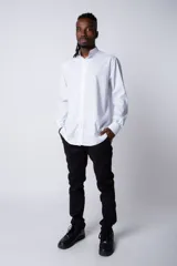 Camisa negra de manga larga con cuello mao y corte clásico.