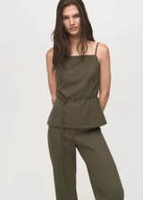 Pantalón largo de tejido mezcla de algodón, color verde militar, de corte recto y tiro alto con cintura elástica.