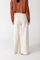 Pantalón jean color borgoña, de corte wide leg y tiro alto.