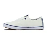 Zapatilla casual de lona blanca, estilo náutico o skater, con detalles en azul marino en el ribete de la suela, el forro interior (a rayas) y el logo bordado en la lengüeta y el lateral.