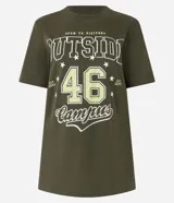 Remera verde militar de algodón con cuello redondo y mangas cortas. Estampa frontal con la frase "Open to Visitors Outside 46 Campus" en color blanco y verde claro, con estrellas decorativas.