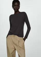 Remera de manga larga color gris oscuro con escote barco.