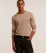 Cinturón de cuero color marrón con hebilla metálica plateada.