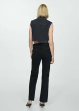 Pantalón de jean negro de corte recto, tiro medio, con cinco bolsillos, trabillas y cierre de cremallera con botón.