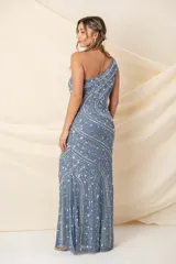 Vestido largo de fiesta color celeste con bordados al tono y en plata, de tul, asimétrico con un solo hombro y tajo en la pierna.