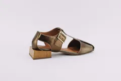 Sandalias de cuero negro con punta cuadrada, tira central con hebilla y taco cuadrado de madera.