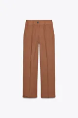 Pantalón marrón de lino, de tiro alto, con bolsillos delanteros y traseros.