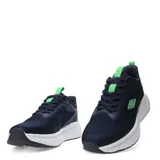 Championes Umbro modelo Fury para hombre, color negro. Presentan una capellada de textil respirable con detalles sintéticos, cierre de cordones y suela de goma con amortiguación. Diseño minimalista con el logo de Umbro en el lateral.