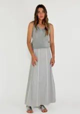 Pollera larga gris con paneles verticales y costuras expuestas.