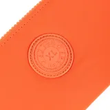 Billetera naranja de poliéster con cierre, herrajes plateados y logo circular con las letras XL. Cuenta con 13 compartimentos y un bolsillo interno con cierre.