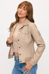 Campera color beige de cuero sintético con cuello camisero, cierre frontal de botones metálicos, dos bolsillos con solapa en el pecho y dos bolsillos laterales.
