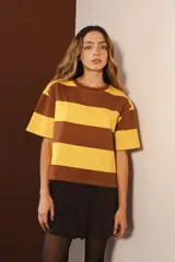 Remera de algodón a rayas horizontales marrones y amarillas, de corte cuadrado y mangas cortas.