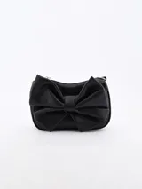 Cartera de mano negra con forma rectangular y un gran moño decorativo en el frente.