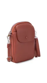 Bandolera pequeña de símil cuero color terracota, con solapa frontal y correa fina ajustable.