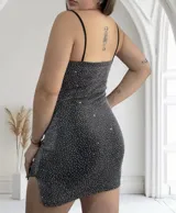Vestido corto ajustado con escote drapeado y tirantes finos. Diseño con textura brillante plateada.