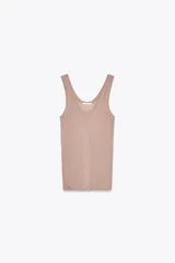 Camiseta de algodón color beige, de corte ajustado, escote redondo y sin mangas.
