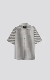 Camisa oversize de manga corta con cuello abierto y estampado a rayas verticales en tonos verde y beige.