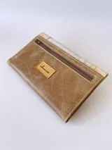 Billetera beige y marrón de cuero con cierre de broche y monedero externo.